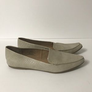 A New Day Off White Crocodile Texture Pointed Tow Flats Size 11
